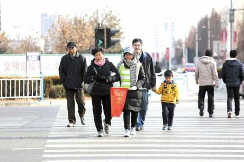 过马路图片:行人过马路图片